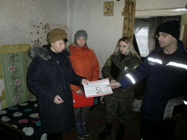 В Марьинском районе проверили пожарную безопасность в проблемных семьях