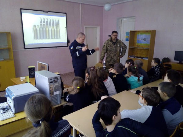 Марьинским школьникам показали мины и другие боеприпасы