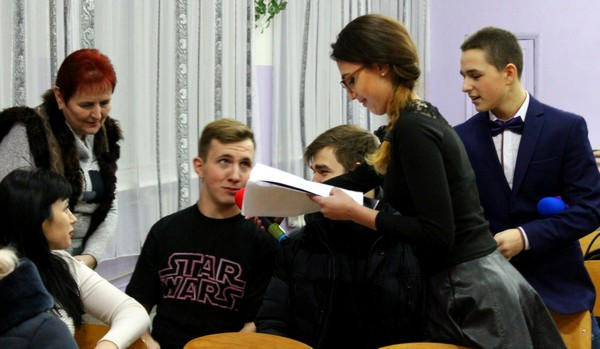 В Угледарском учебно-воспитательном комплексе прошла торжественная встреча выпускников