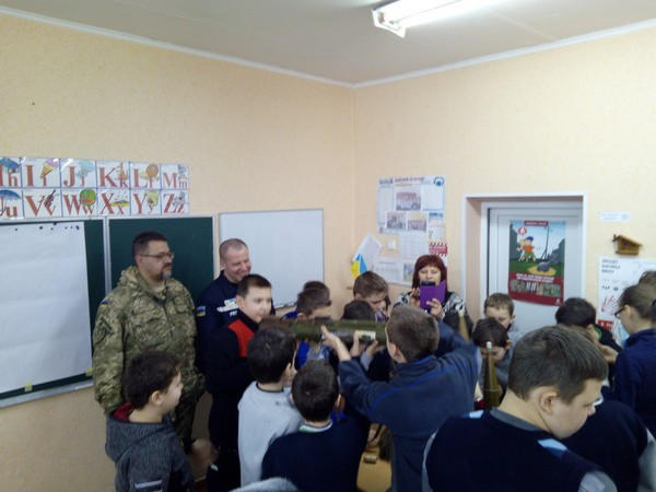 Марьинским школьникам показали мины и другие боеприпасы