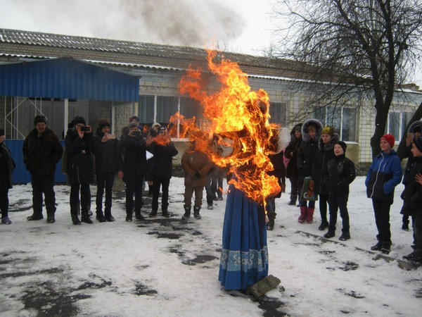 В Марьинском районе прошли народные гуляния по случаю Масленицы