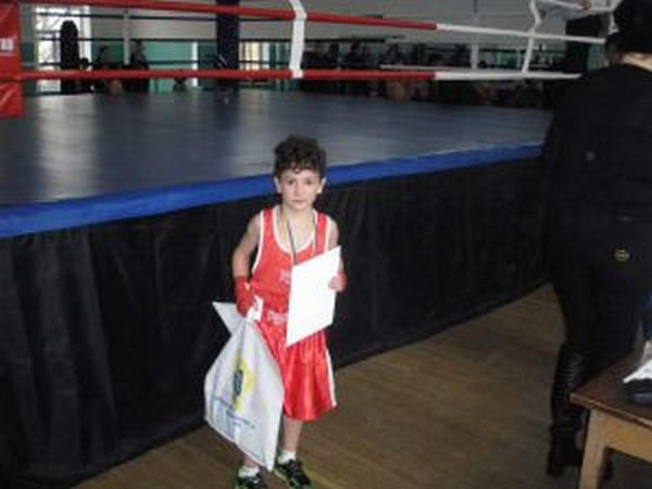 Юные боксеры из Угледара продемонстрировали свой класс на соревнованиях в Марьинке