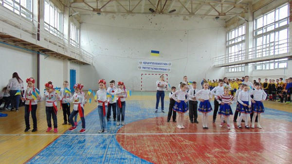 В Марьинке стартовал областной турнир по футзалу