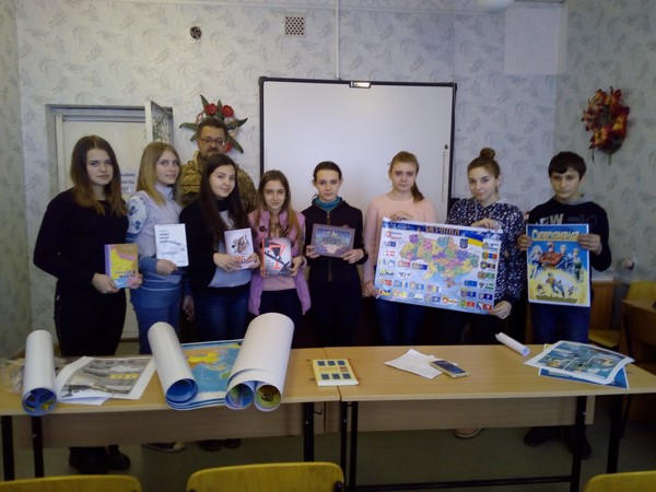 Военные помогли школьникам Марьинского района лучше узнать Украину и мир