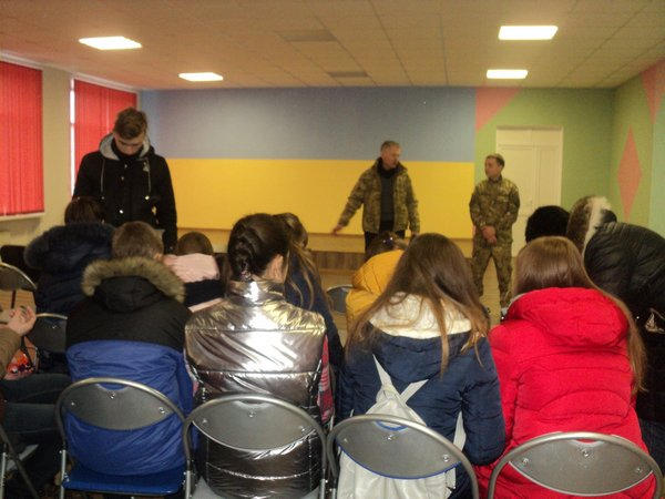 Гости из Львова поинтересовались, как живут школьники на «передовой» в Марьинке