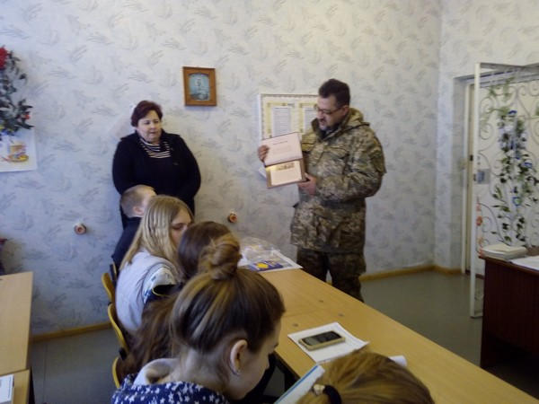 Военные помогли школьникам Марьинского района лучше узнать Украину и мир