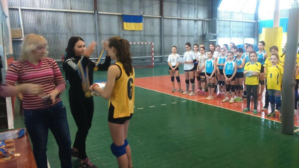 Волейболистки из Курахово выиграли праздничный турнир в Родинском