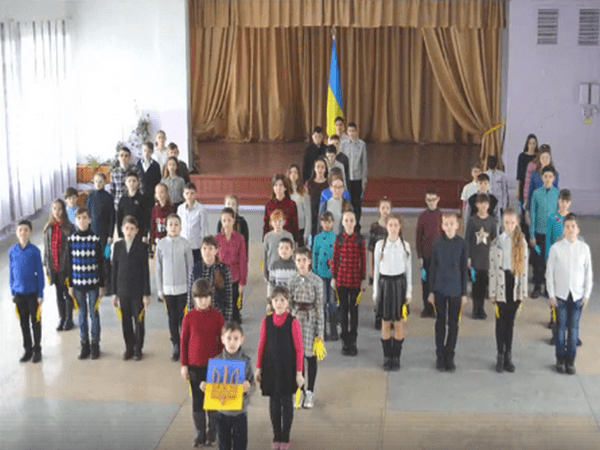 Школьники из Угледара присоединились к Всеукраинскому флешмобу «Тризуб гуртує»