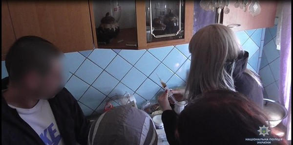В Курахово ликвидировали наркопритон, который не давал жизни жителям многоэтажки