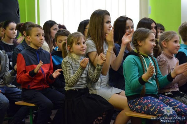 Школьникам из Красногоровки полицейские подарили Пасхальный праздник