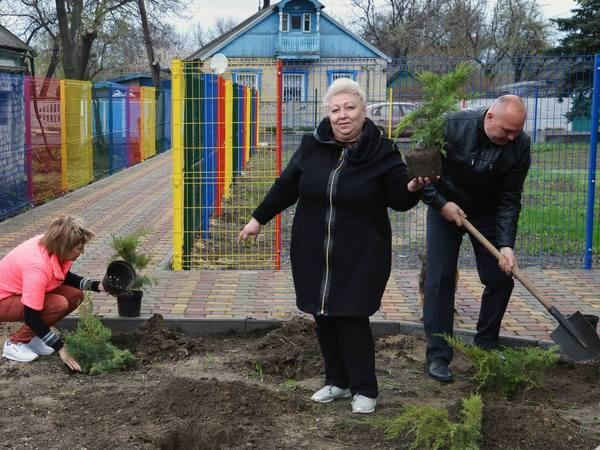 Народный депутат помог озеленить Марьинский район