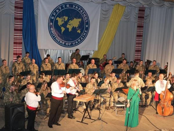 В прифронтовой Марьинке состоялся патриотический концерт