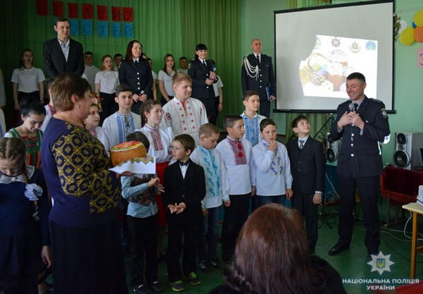 Школьникам из Красногоровки полицейские подарили Пасхальный праздник