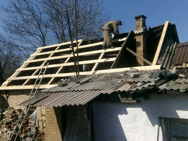 Как идет восстановление разрушенных домов в Марьинке и Красногоровке
