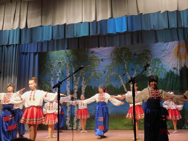 В Курахово школьники радостно и весело встретили праздник весны