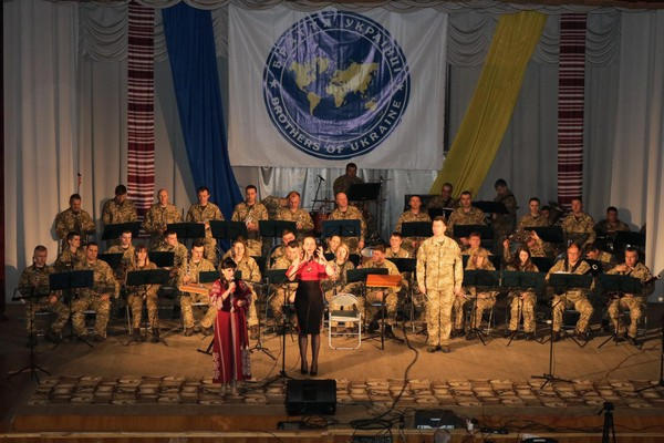 В прифронтовой Марьинке состоялся патриотический концерт