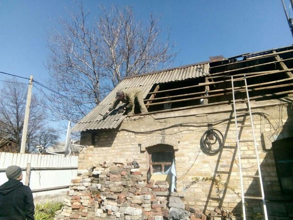 Как идет восстановление разрушенных домов в Марьинке и Красногоровке