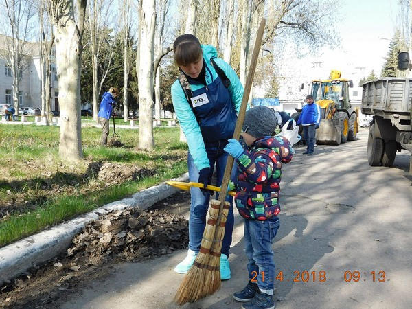 Волонтеры Кураховской ТЭС за один день собрали в городе 20 тонн мусора