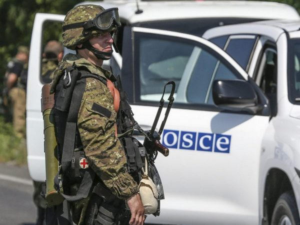 Наблюдатели ОБСЕ узнали подробности ранения людей на блокпосту между Марьинкой и Донецком
