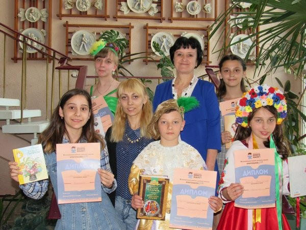 Школьница из Курахово получила звание «Суперчитателя» Донецкой области