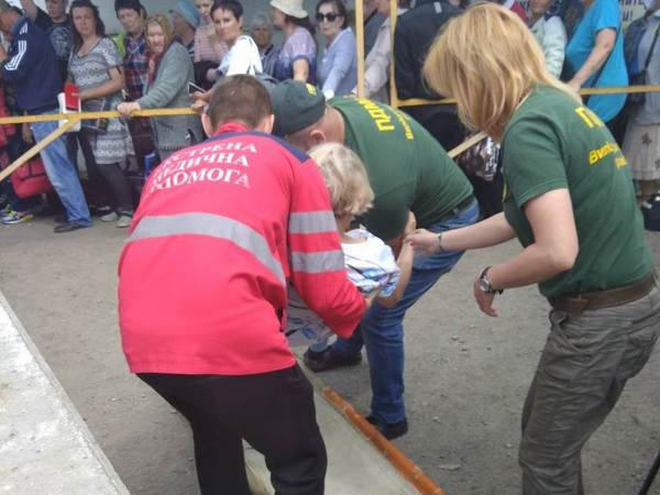 Женщина, не выдержав очередей на КПВВ «Марьинка», попала в больницу