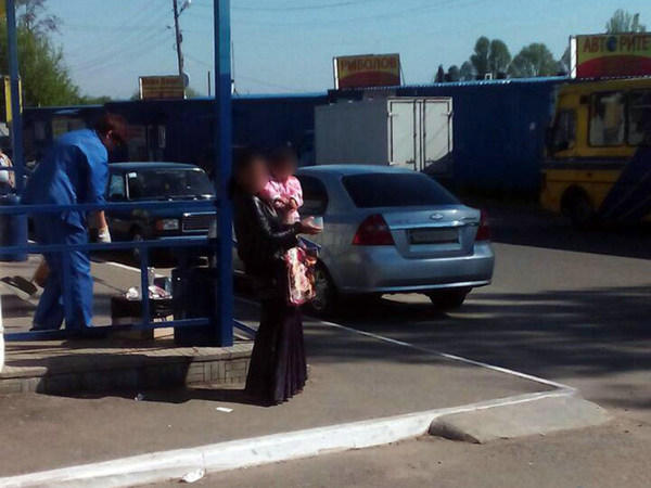 Беременная женщина с ребенком на руках просила милостыню в Курахово