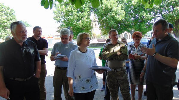 Павел Жебривский посетил прифронтовые Марьинку и Красногоровку