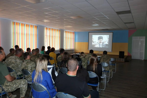 Жителям Марьинки показали фильм о захвате Крыма