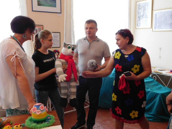 В Марьинском районе организовали выставку уникальных мягких игрушек ручной работы
