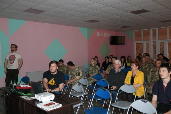 Жителям Марьинки показали фильм о захвате Крыма