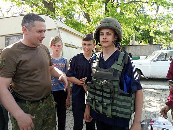 Полицейские показали мастер-класс для детей, отдыхающих в Курахово