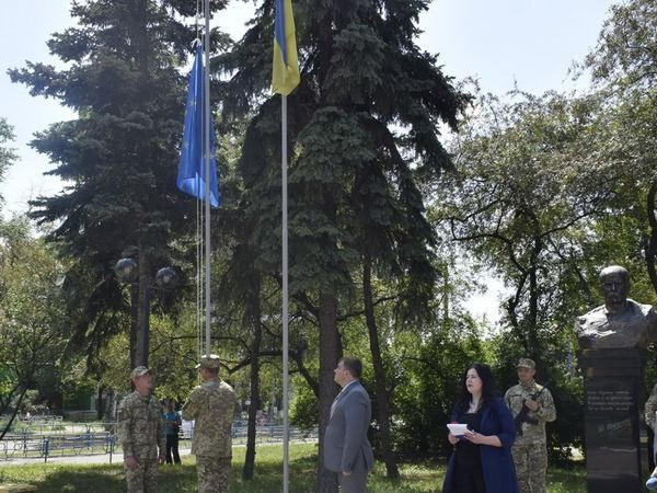В Угледаре торжественно подняли флаг Евросоюза
