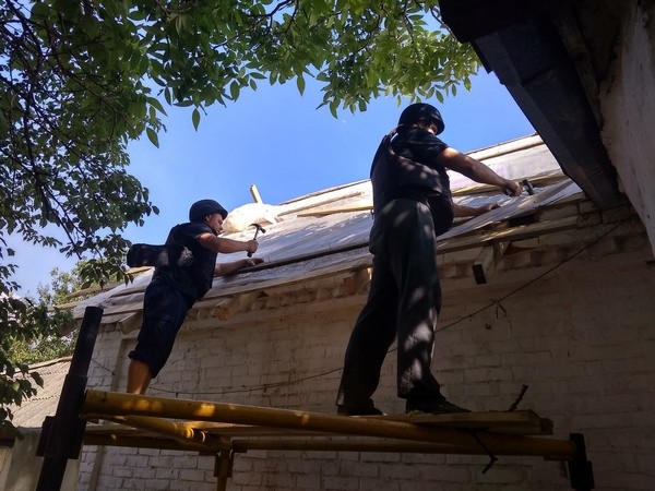 Спасатели продолжают восстанавливать разрушенные жилые дома в Марьинке и Красногоровке