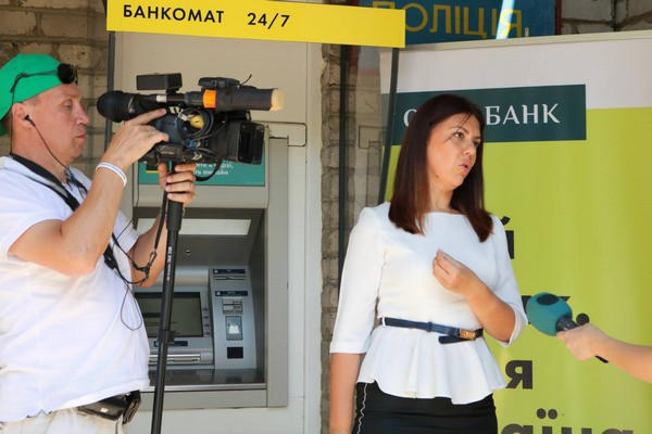 В прифронтовой Красногоровке тожественно открыли и освятили банкомат