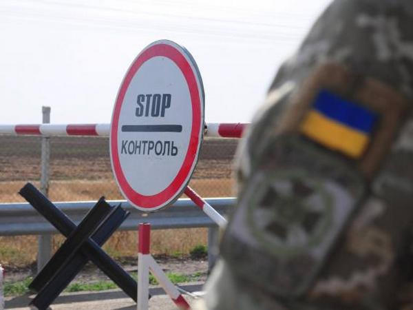 На КПВВ «Марьинка» пограничники не позволили нелегально провезти товары в «ДНР»