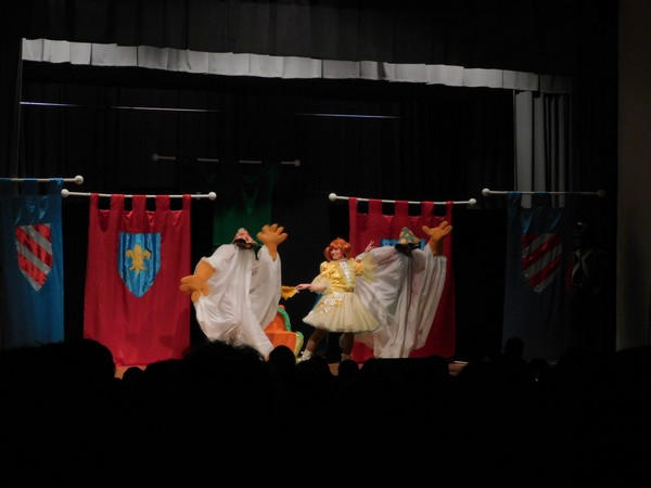 В Курахово детям подарили спектакль Киевского театра «Арсенал»