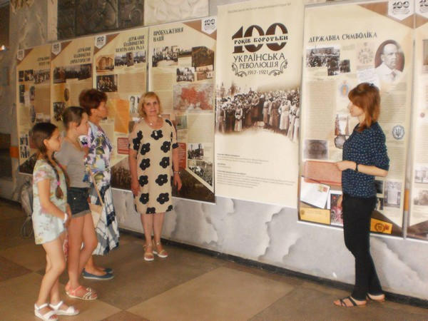 В прифронтовой Марьинке прошла выставка Украинского института национальной памяти
