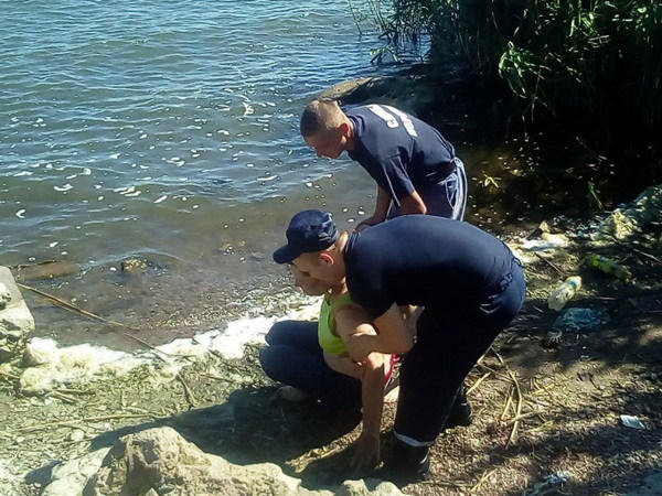 Спасателям удалось спасти тонущую в Кураховском водохранилище женщину