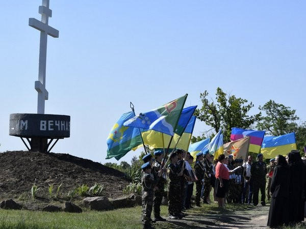 В Марьинском районе почтили память героически погибших десантников