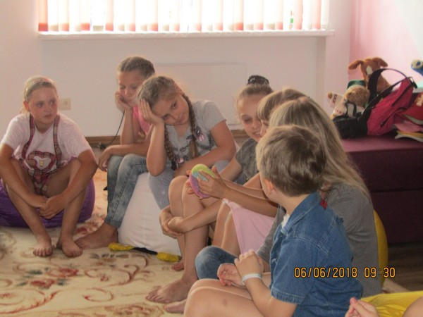 В прифронтовой Марьинке для детей проводят психологические тренинги