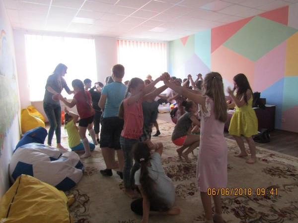 В прифронтовой Марьинке для детей проводят психологические тренинги