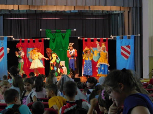 В Курахово детям подарили спектакль Киевского театра «Арсенал»