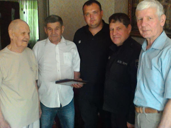 В Марьинке самого пожилого ветерана МВД района поздравили с 92-летием