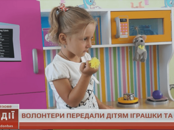 Детям Марьинского района доставили мебель и игрушки от польских волонтеров