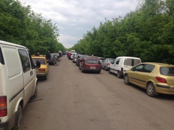 Порядка 40 автомобилям пришлось ночевать на блокпосту «ДНР» в районе Марьинки