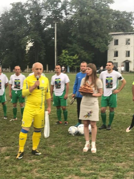 Прифронтовую Красногоровку посетили звезды украинского футбола