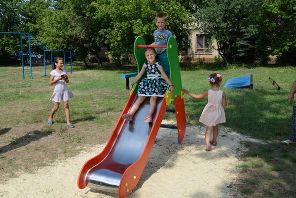 В Марьинском районе установили новые детские площадки