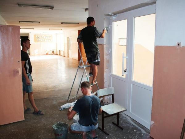 В прифронтовой Марьинке продолжается ремонт школы