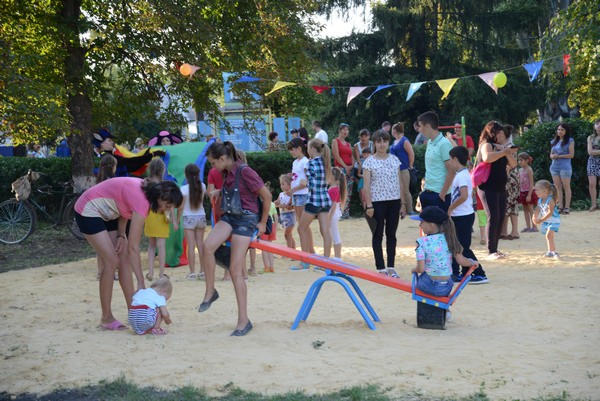 В Марьинском районе установили новые детские площадки