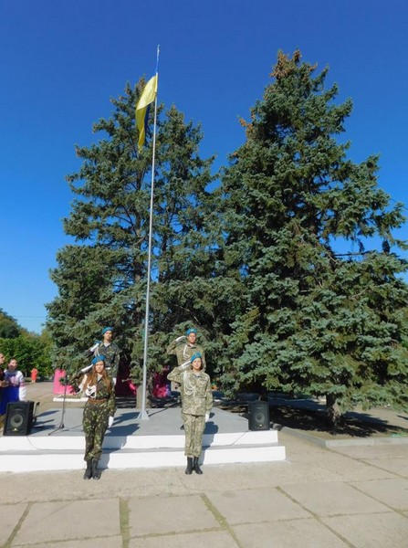 В Курахово торжественно подняли государственный флаг Украины